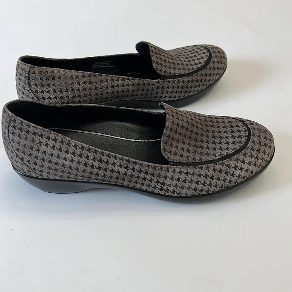 Dansko “Debra” leather slip on wedge loafer in houndstooth size 41 = 10.5/11